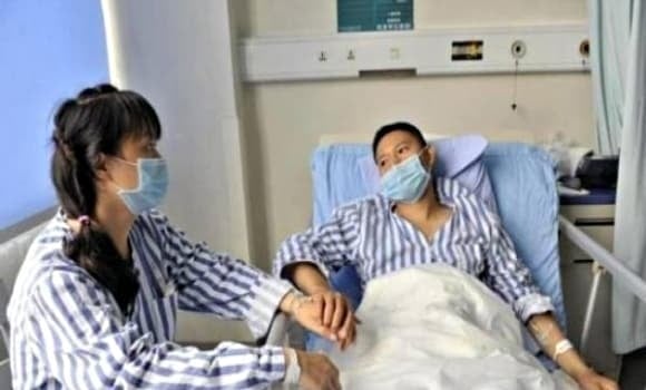 Trường hợp của vợ chồng ông Trương ở Hà Nam (Trung Quốc) là minh chứng rõ rệt. Ông Trương đi khám vì triệu chứng nuốt nghẹn và được chẩn đoán mắc ung thư thực quản.