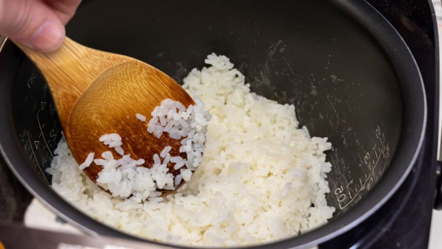 Làm lạnh cơm giúp tinh bột chuyển hóa thành tinh bột kháng có lợi cho sức khỏe.