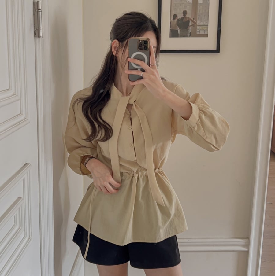 Các kiểu áo có đường chiết eo, dây buộc, dáng peplum hoặc ôm nhẹ phần eo giúp tạo nên đường cong rõ ràng, từ đó khiến vóc dáng trông cân đối và gọn gàng hơn.