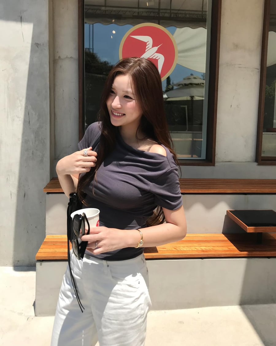 Các gam màu tối luôn có khả năng tạo hiệu ứng thị giác giúp cơ thể trông thon gọn hơn. 