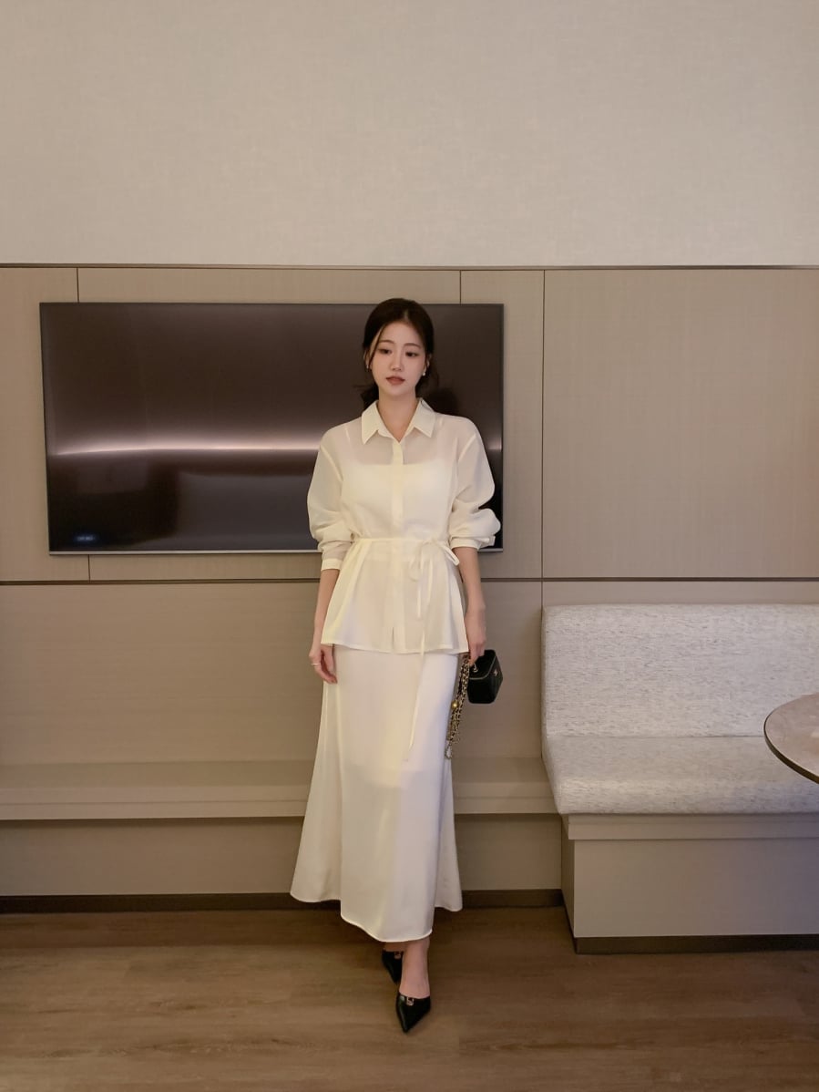 Những gam màu trung tính như trắng, đen, be hay xám luôn là nền tảng dễ phối và phù hợp với môi trường công sở.