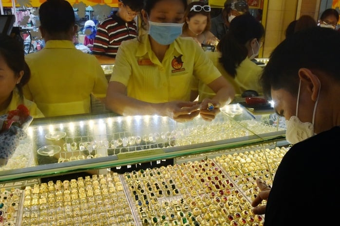 Ở phân khúc vàng nhẫn, giá cũng đồng loạt điều chỉnh giảm.