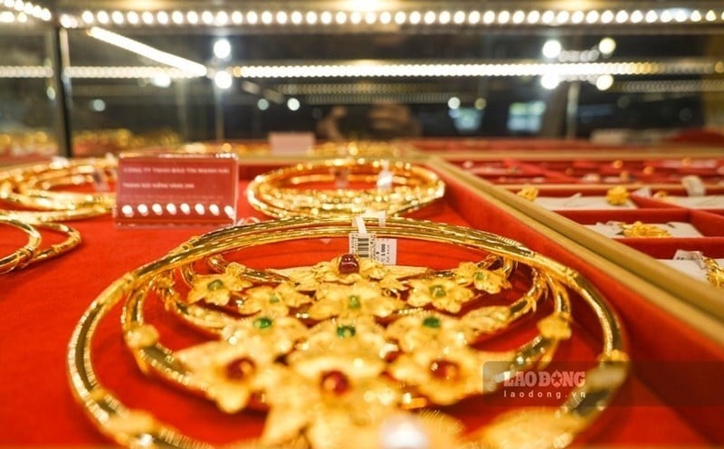 Khoảng 6 giờ ngày 27/3 (giờ Việt Nam), giá vàng trên thị trường quốc tế được giao dịch quanh mức 4.409 USD/ounce, giảm mạnh 135 USD so với đỉnh 4.544 USD/ounce ghi nhận trong phiên đêm trước, cho thấy áp lực bán gia tăng rõ rệt.    