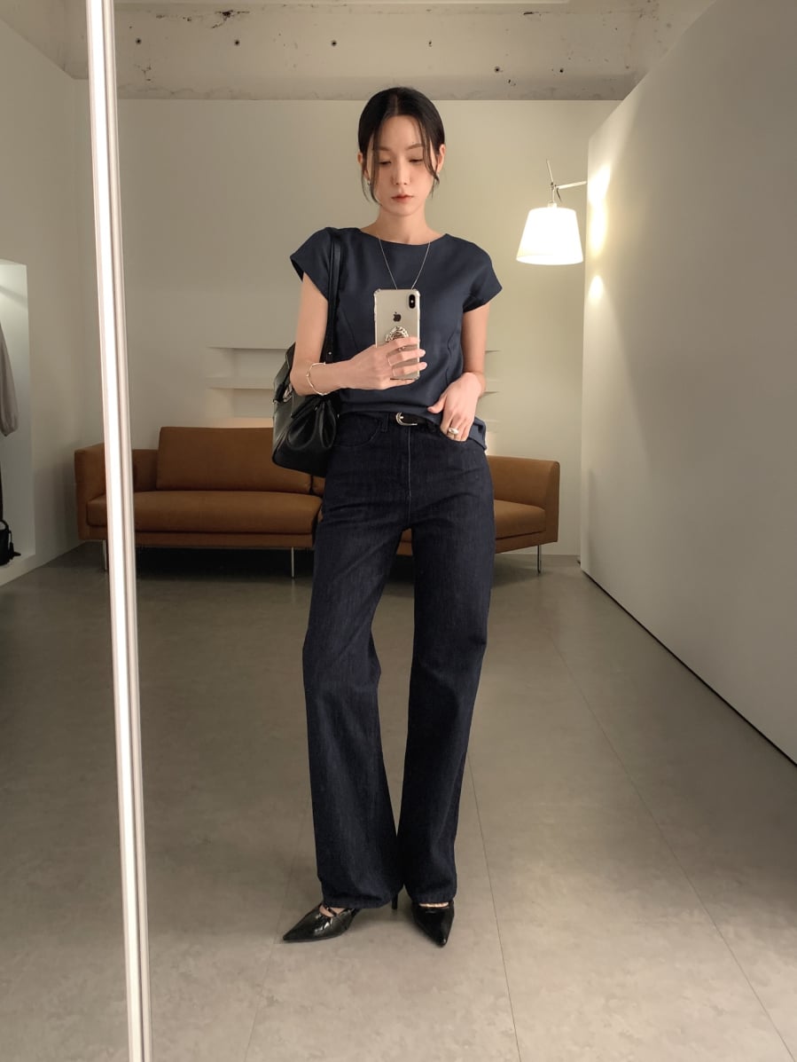 So với các kiểu mũi tròn hoặc vuông, dáng mũi nhọn mang lại vẻ ngoài thanh lịch và sắc sảo hơn, rất phù hợp với môi trường công sở