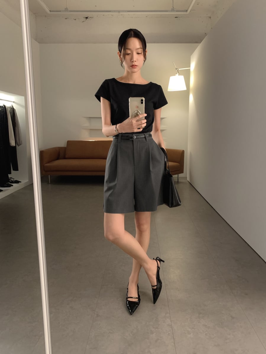 Quai mảnh phía sau không chỉ tăng độ thoáng mà còn góp phần kéo dài đường nét của bàn chân, đặc biệt khi kết hợp cùng mũi nhọn