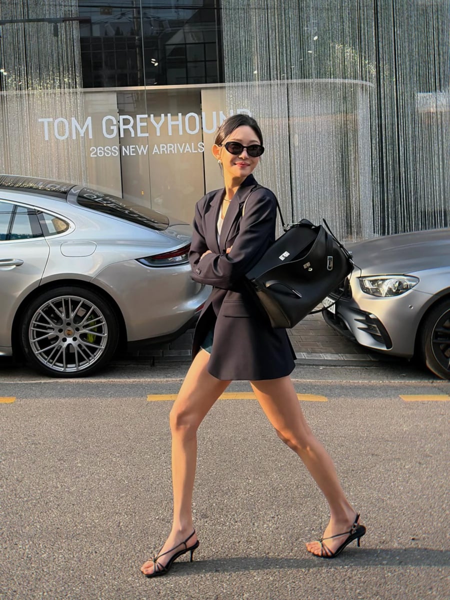 Các đường quai thanh mảnh giúp lộ nhiều phần da hơn, từ đó tạo cảm giác đôi chân dài và thoáng hơn. 