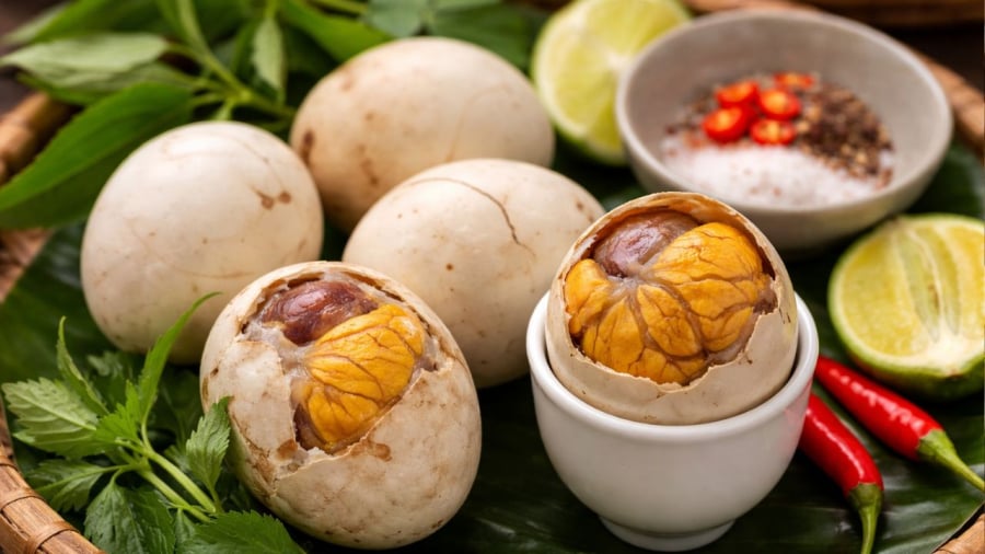 Trứng vịt lộn giàu dinh dưỡng nhưng không phải ai cũng nên ăn