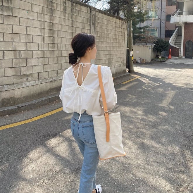 Nếu muốn làm mềm tổng thể trang phục, áo blouse là lựa chọn phù hợp khi phối cùng quần jeans. 