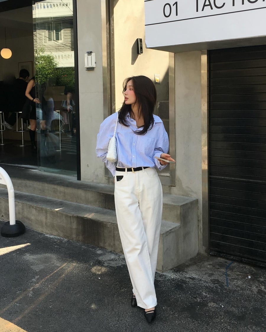 So với các gam màu tối, denim trắng tạo hiệu ứng thị giác thoáng hơn, đồng thời vẫn giữ được vẻ gọn gàng cần thiết trong môi trường làm việc.