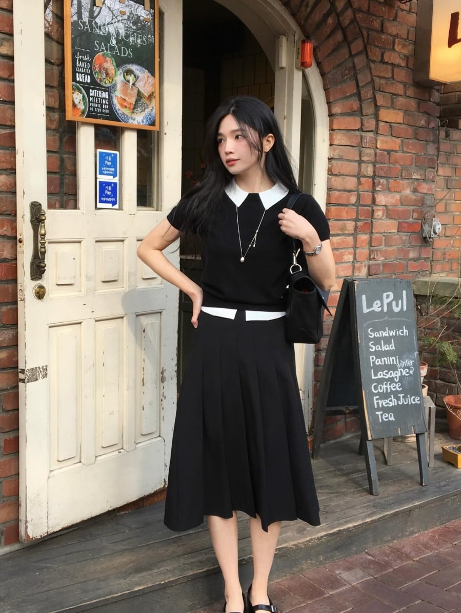 Khi kết hợp với các kiểu áo có cổ như sơ mi hoặc polo, outfit sẽ trở nên hài hòa giữa nét thanh lịch và sự trẻ trung.