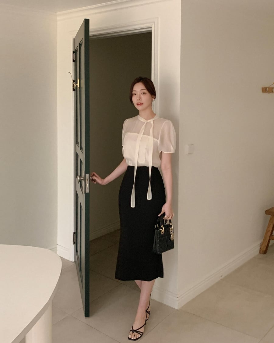 Sự tương phản giữa một bên mềm mại và một bên tối giản tạo nên tổng thể hài hòa.