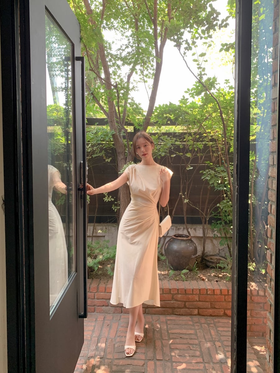 Các chất liệu nhẹ như linen, cotton hoặc voan giúp giảm cảm giác nóng bức, đồng thời tạo độ bay nhẹ cho trang phục.