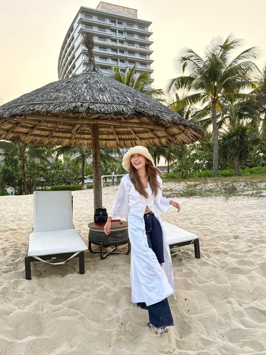 Phụ kiện như mũ cói vành rộng góp phần hoàn thiện outfit, mang đậm tinh thần du lịch mùa hè.