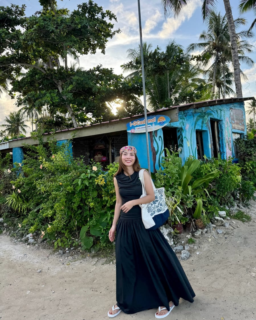 Sự kết hợp này tạo nên tổng thể vừa “cool” vừa tươi mới, phù hợp với nhiều bối cảnh du lịch.