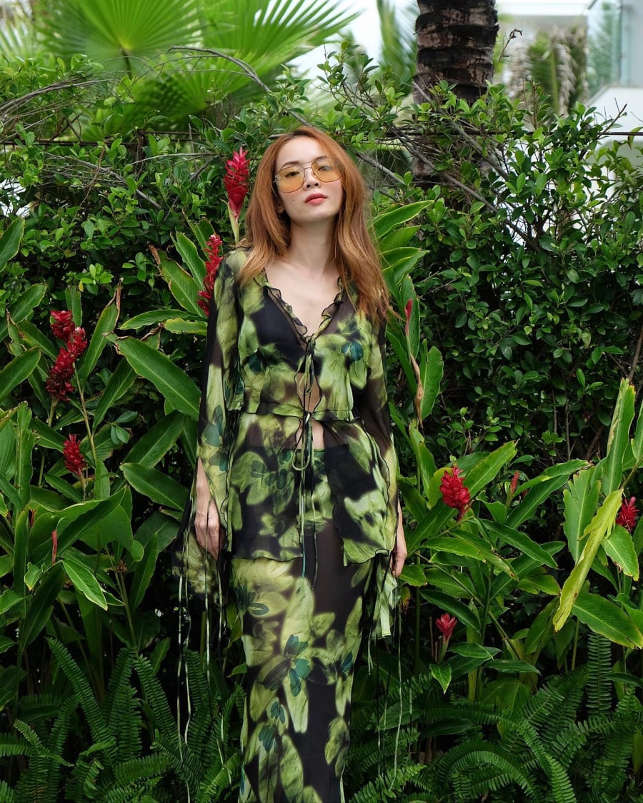 Những bộ trang phục đồng bộ tông trầm với họa tiết hoa bản lớn tạo nên vẻ ngoài sang trọng nhưng không bị “dừ”. 