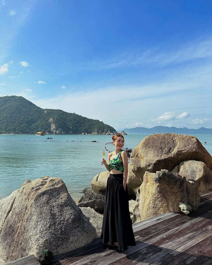 Chân váy maxi kết hợp cùng áo crop top họa tiết giúp tôn dáng và tạo vẻ ngoài nổi bật. 