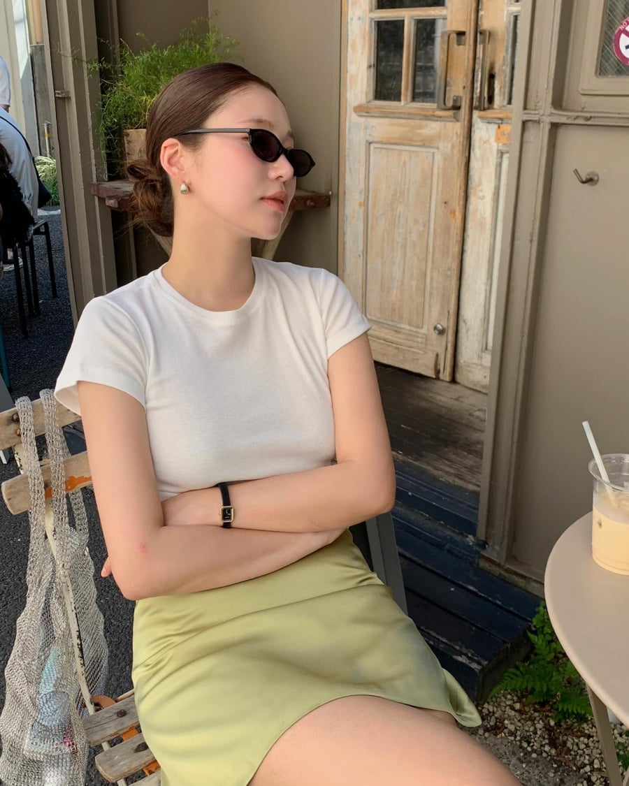 Các kiểu chân váy như váy jeans, váy chữ A hay váy tennis đều có thể kết hợp linh hoạt tùy theo phong cách mong muốn.