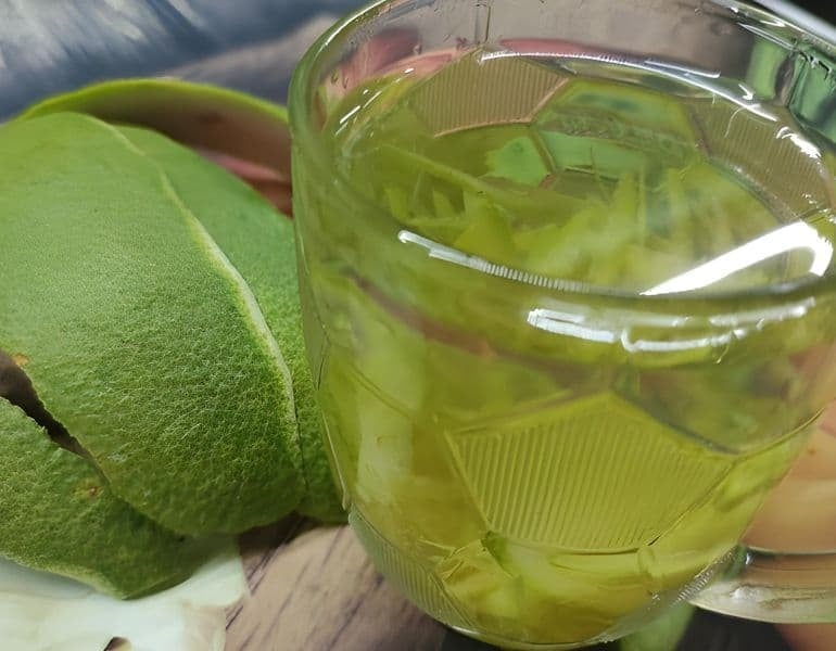 Khi sử dụng nước lá bưởi để gội đầu hoặc massage da đầu, các dưỡng chất này giúp cải thiện lưu thông máu đến nang tóc, từ đó hỗ trợ tóc nhận đủ oxy và dinh dưỡng cần thiết. 