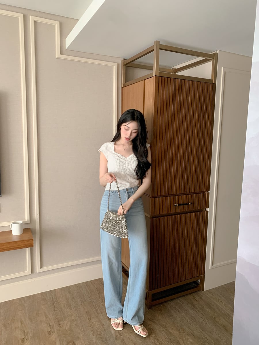 Những thiết kế jeans dáng suông hoặc ống đứng thường được ưu tiên vì tạo hiệu ứng thanh thoát, đồng thời mang lại cảm giác trẻ trung rõ rệt so với kiểu ôm sát.