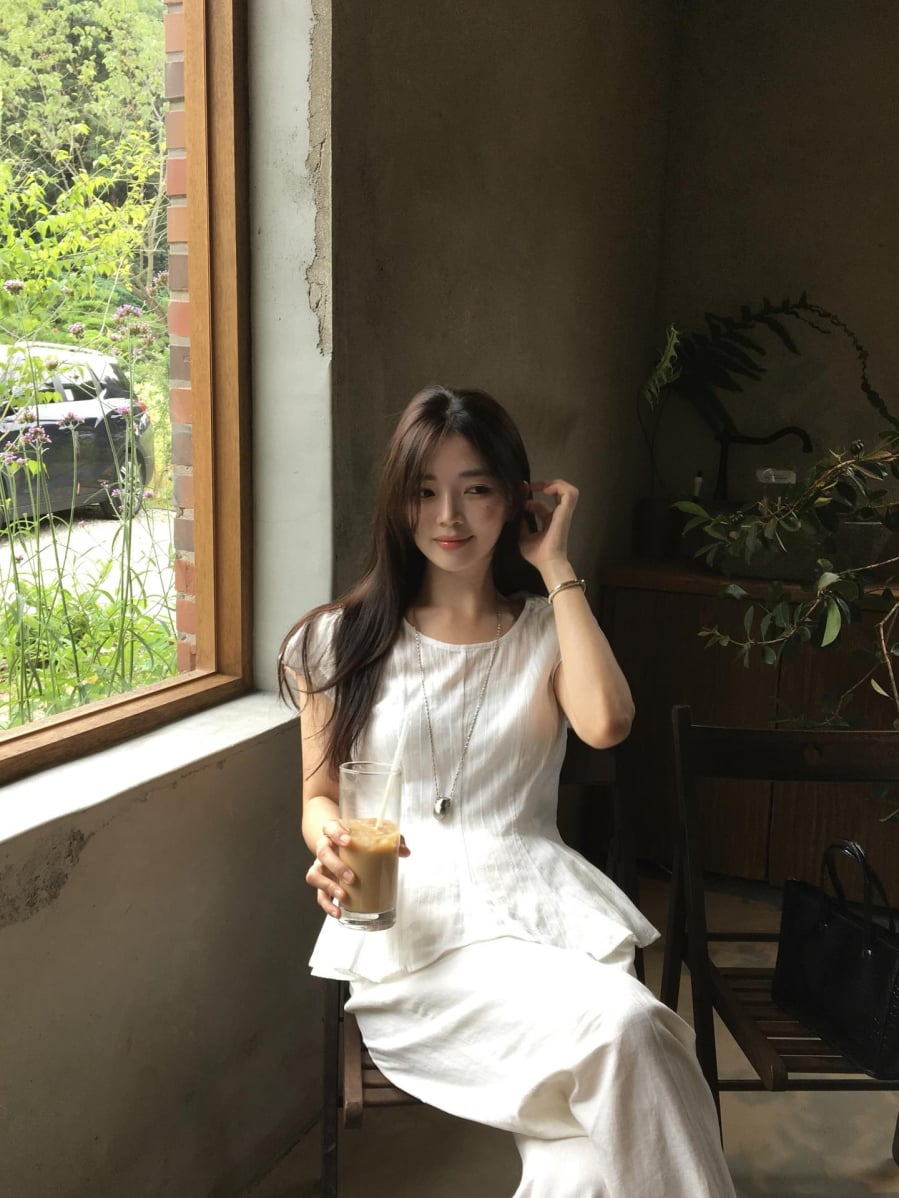  Những tông màu như xanh nhạt, vàng pastel hay hồng phấn khi đi cùng quần trắng tạo nên hiệu ứng thị giác dễ chịu, giúp diện mạo trông trẻ trung hơn. 