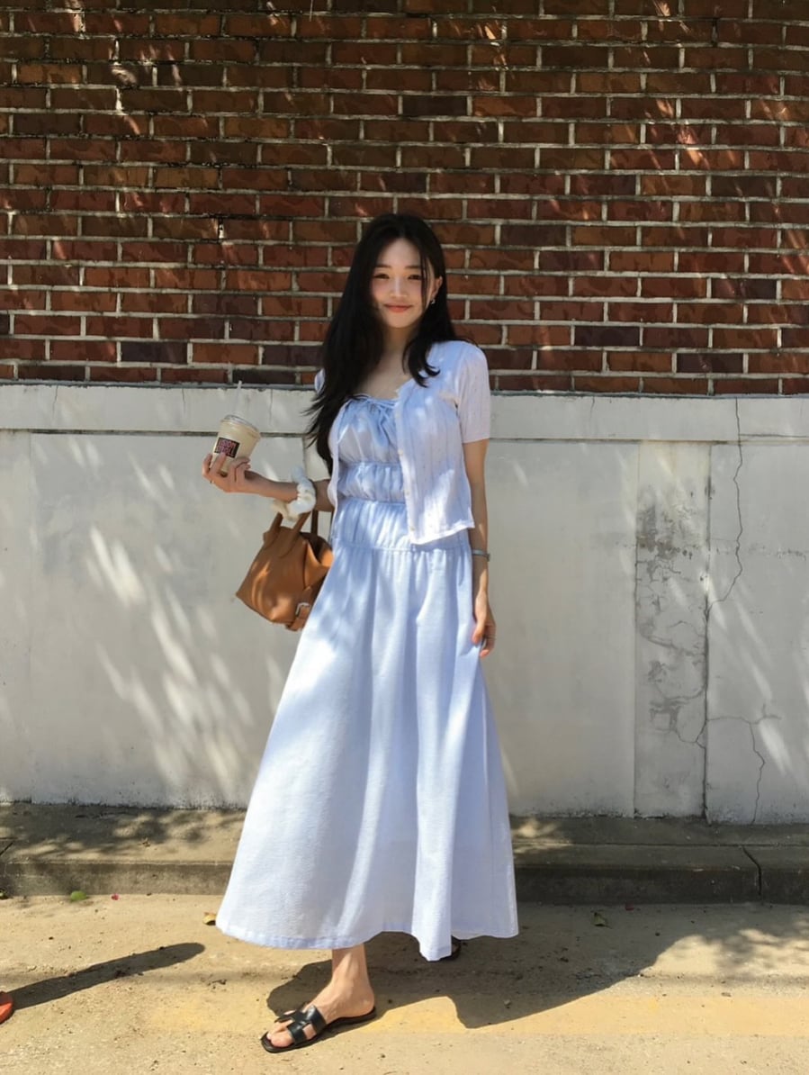 Các màu như trắng, kem, xanh nhạt hoặc họa tiết hoa nhỏ mang lại cảm giác nhẹ nhàng và nữ tính.