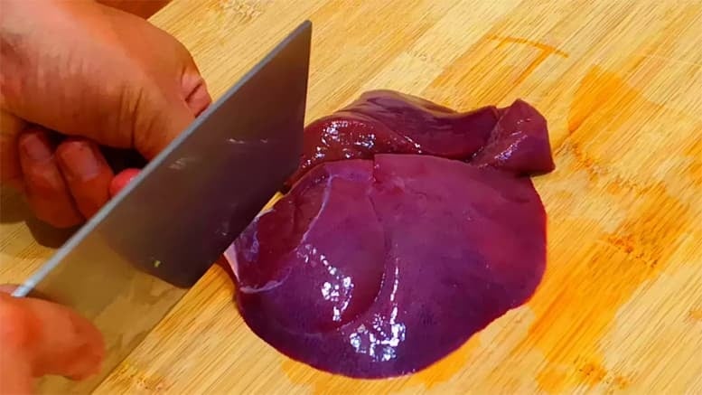 Nhiều người nghe “nội tạng động vật” thường nghĩ ngay đến cholesterol cao và không tốt cho mạch máu. Nhưng thực tế, nội tạng động vật là “kho dinh dưỡng” với mật độ chất dinh dưỡng rất cao.    