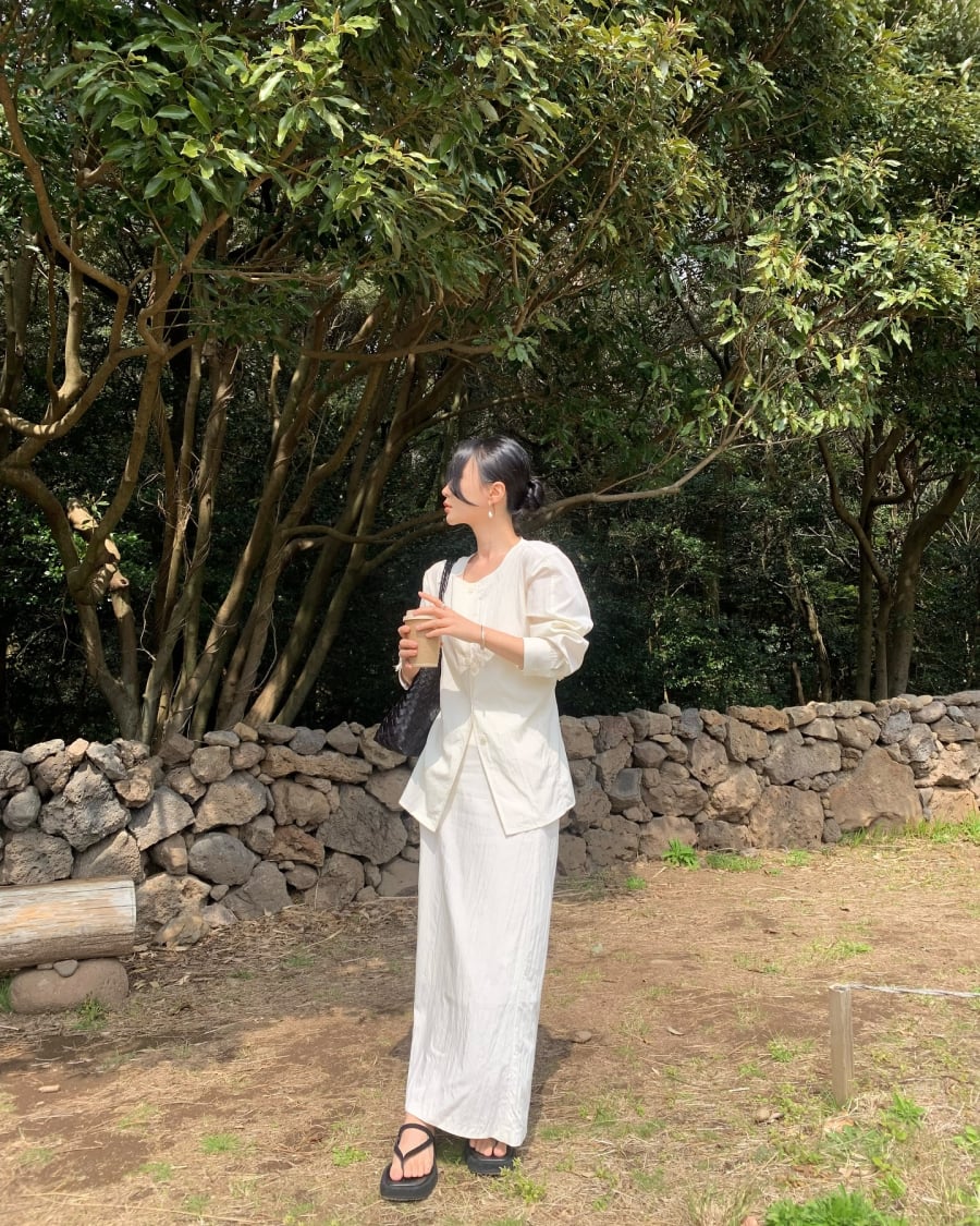 Sự kết hợp giữa áo sơ mi hoặc blouse với chân váy suông mang đến diện mạo thanh thoát mà vẫn đủ thoải mái cho ngày hè.