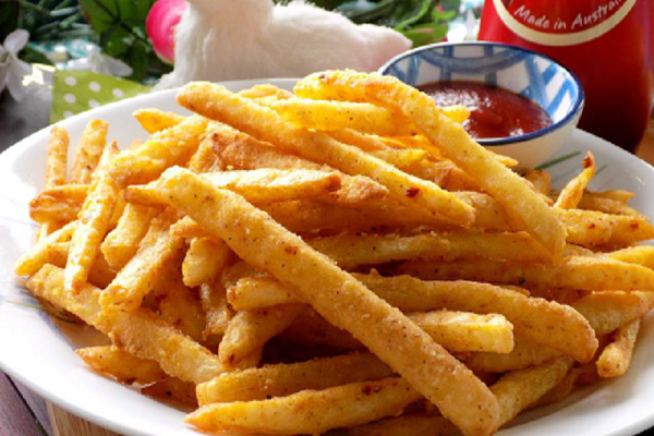 Đây là bước cực kỳ quan trọng vì nếu khoai còn ướt, khi cho vào dầu sẽ dễ bị bắn và làm khoai không giòn.