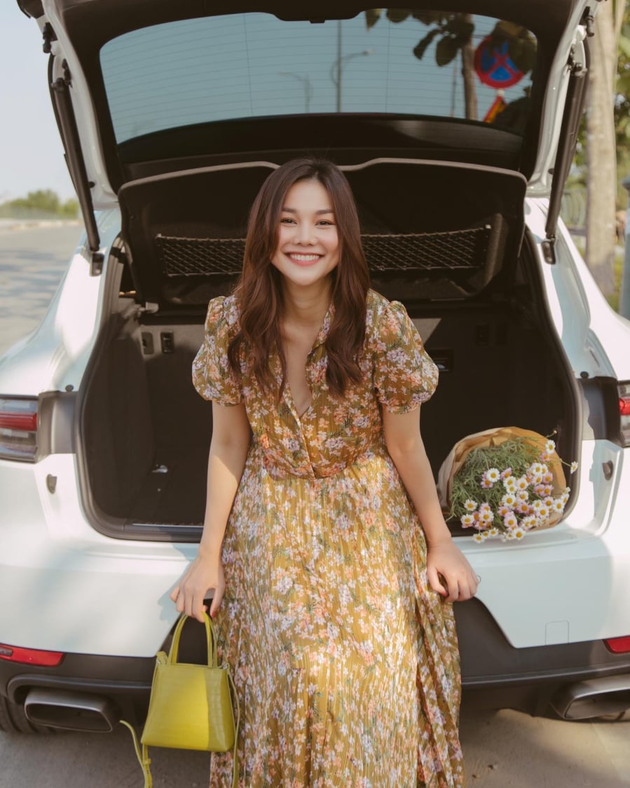 Những thiết kế midi hoặc maxi thường được lựa chọn để tăng độ bay bổng và mềm mại