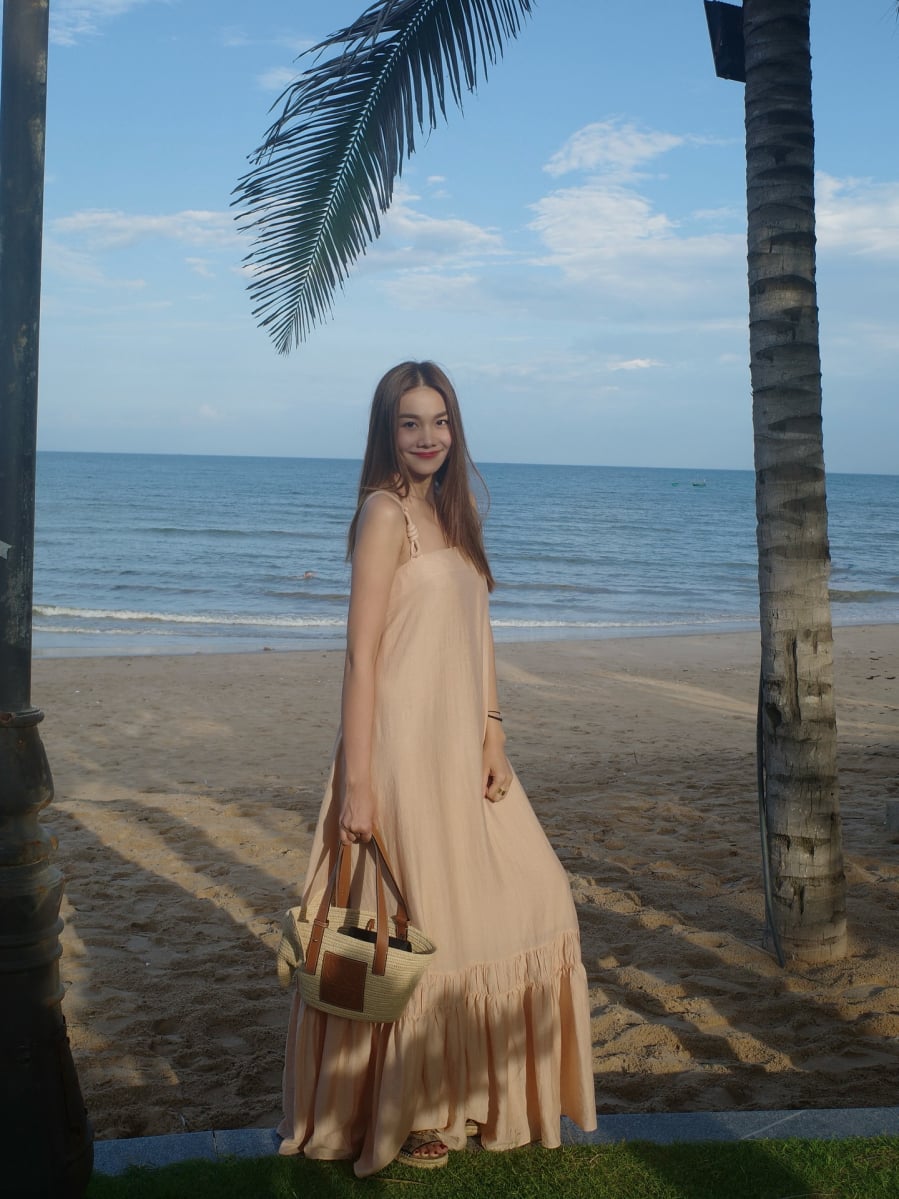 . Các chất liệu như voan, chiffon hay lụa mỏng thường được ưu ái vì mang lại độ rủ tự nhiên và cảm giác nhẹ tênh khi di chuyển.