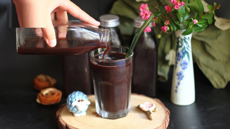 Đậu đen là nguyên liệu vô cùng quen thuộc trong gian bếp Việt. Khi được rang lên và nấu thành nước uống, đậu đen không chỉ có mùi thơm dễ chịu mà còn chứa nhiều dưỡng chất tốt cho sức khỏe.    