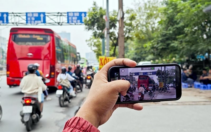 Theo Nghị định 61/2026/NĐ-CP có hiệu lực từ ngày 1/4/2026, người dân có thể gửi phản ánh, cung cấp dữ liệu vi phạm giao thông đến cơ quan chức năng thông qua nhiều kênh, trong đó có ứng dụng định danh quốc gia VNeID.    