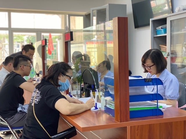 Theo dự thảo, mức lương cơ sở hiện hành 2,34 triệu đồng/tháng chỉ bằng 56,12% mức lương tối thiểu vùng bình quân trong khu vực doanh nghiệp, dẫn đến các mức lương khác trong bảng lương cũng thấp, khiến đời sống của cán bộ, công chức, viên chức và lực lượng vũ trang còn nhiều khó khăn.    