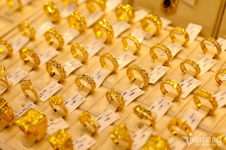 Lúc 6h51’, giá vàng thế giới vọt lên 4.690 USD/ounce và đến 8h20’ đã vượt mốc 4.700 USD/ounce.