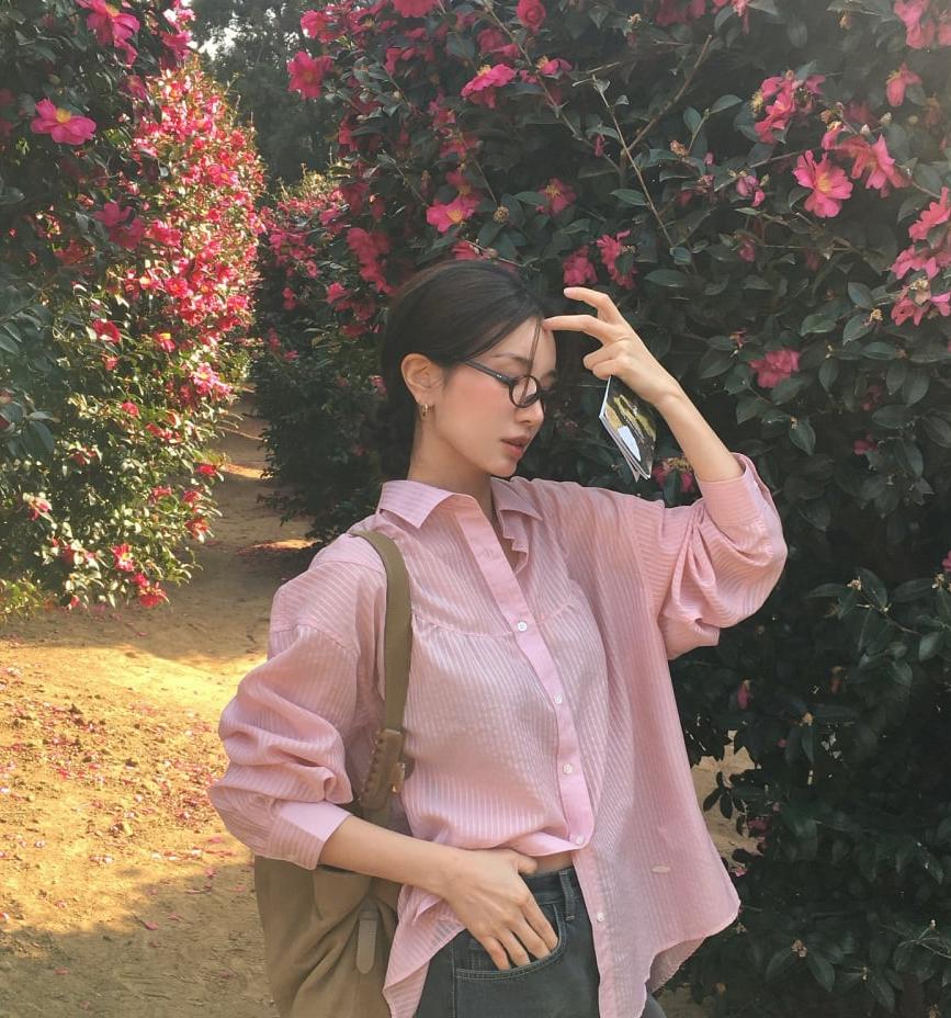 Quần âu khi đi cùng áo blouse tạo nên tổng thể mềm mại và tinh tế hơn so với phong cách truyền thống.