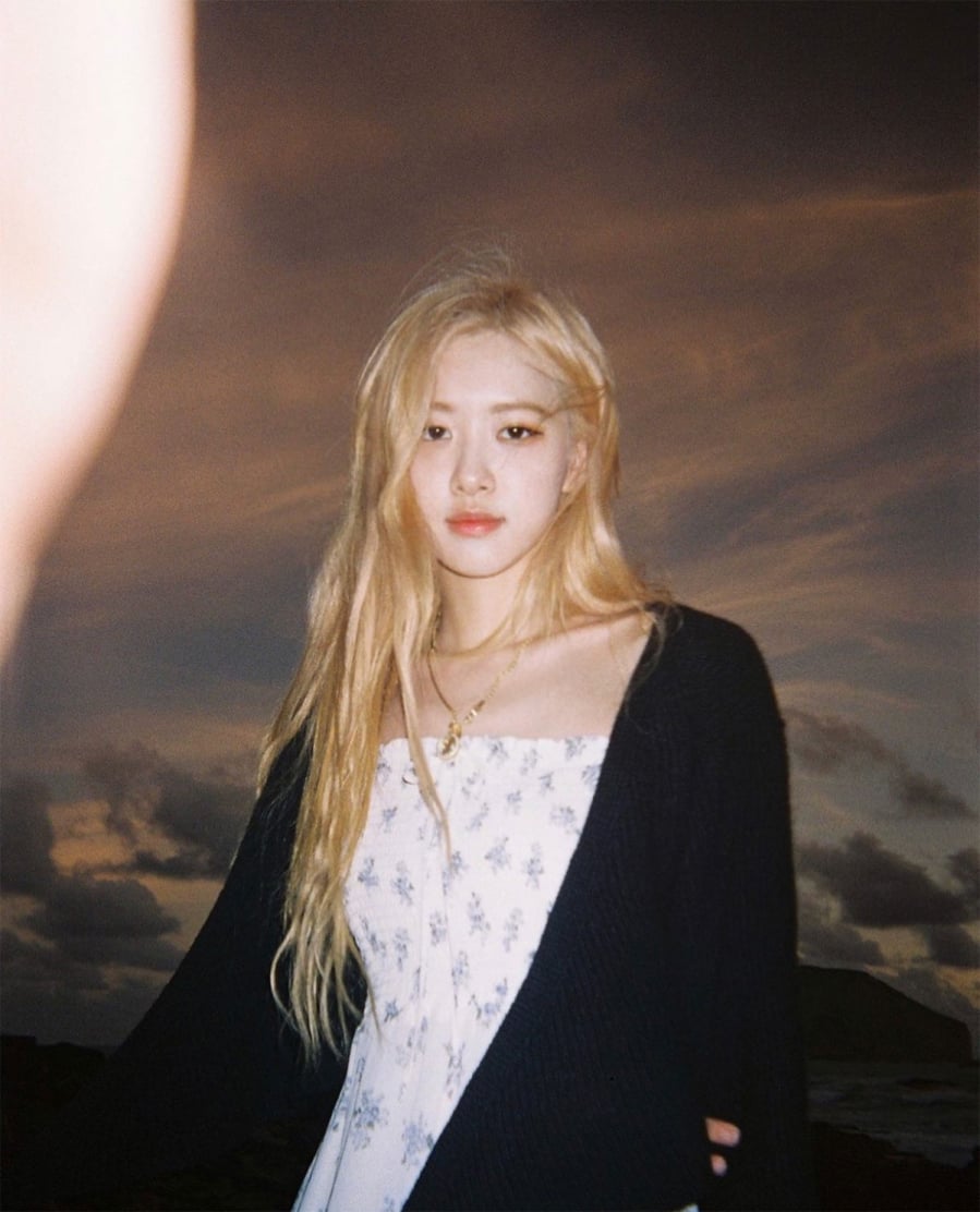 Những chuyến đi biển hoặc các buổi tiệc ngoài trời là thời điểm lý tưởng để lựa chọn các mẫu váy hoa nổi bật hơn. 