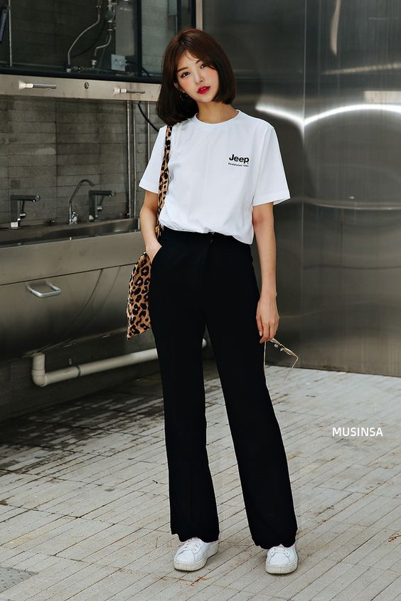 Sự đơn giản của áo thun giúp tổng thể trở nên năng động và gần gũi hơn, phù hợp với những ngày cần sự thoải mái.