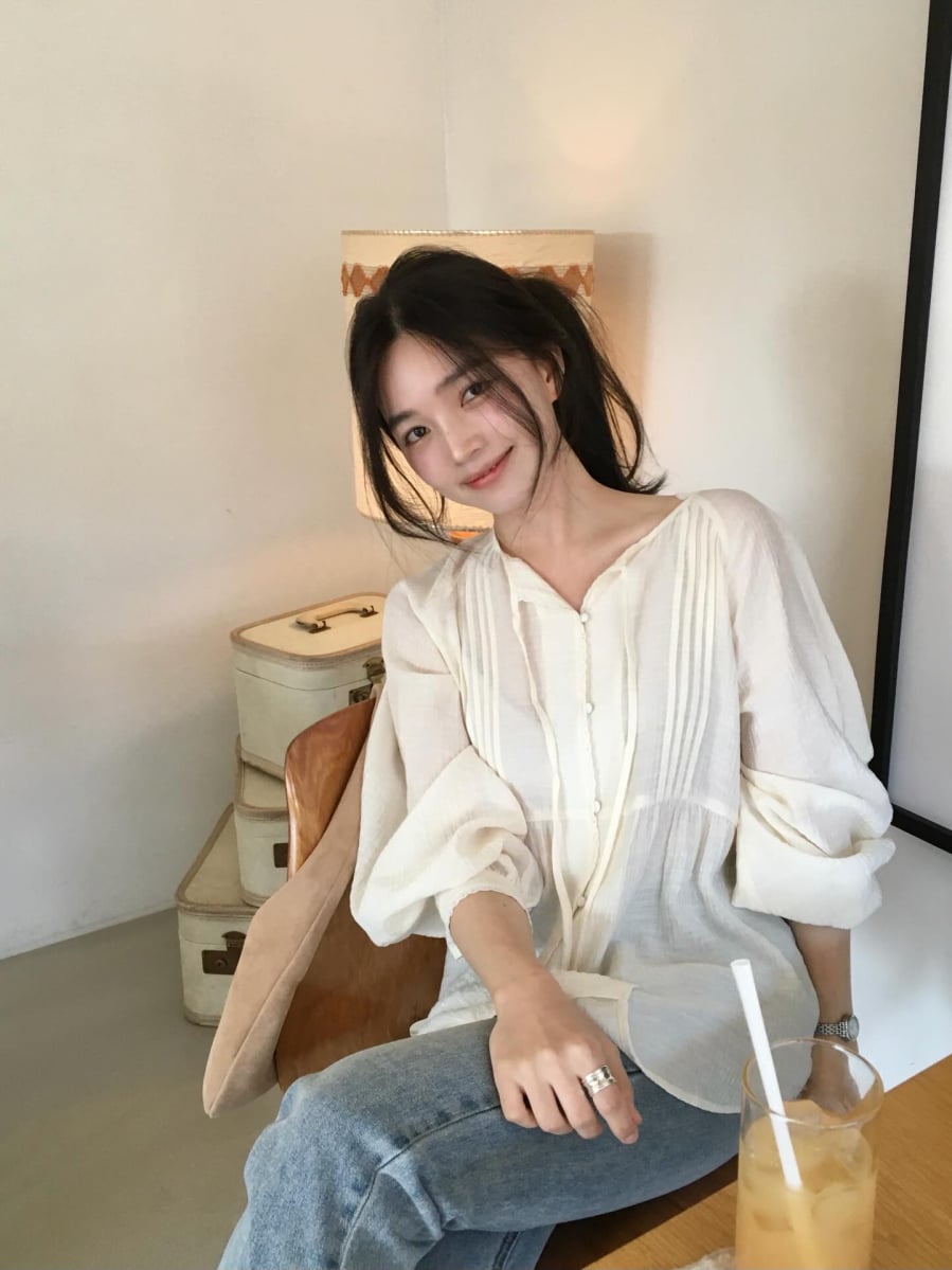 Chất liệu được ưu tiên là cotton, voan hoặc lụa để đảm bảo sự thoáng mát khi mặc trong thời tiết nóng.