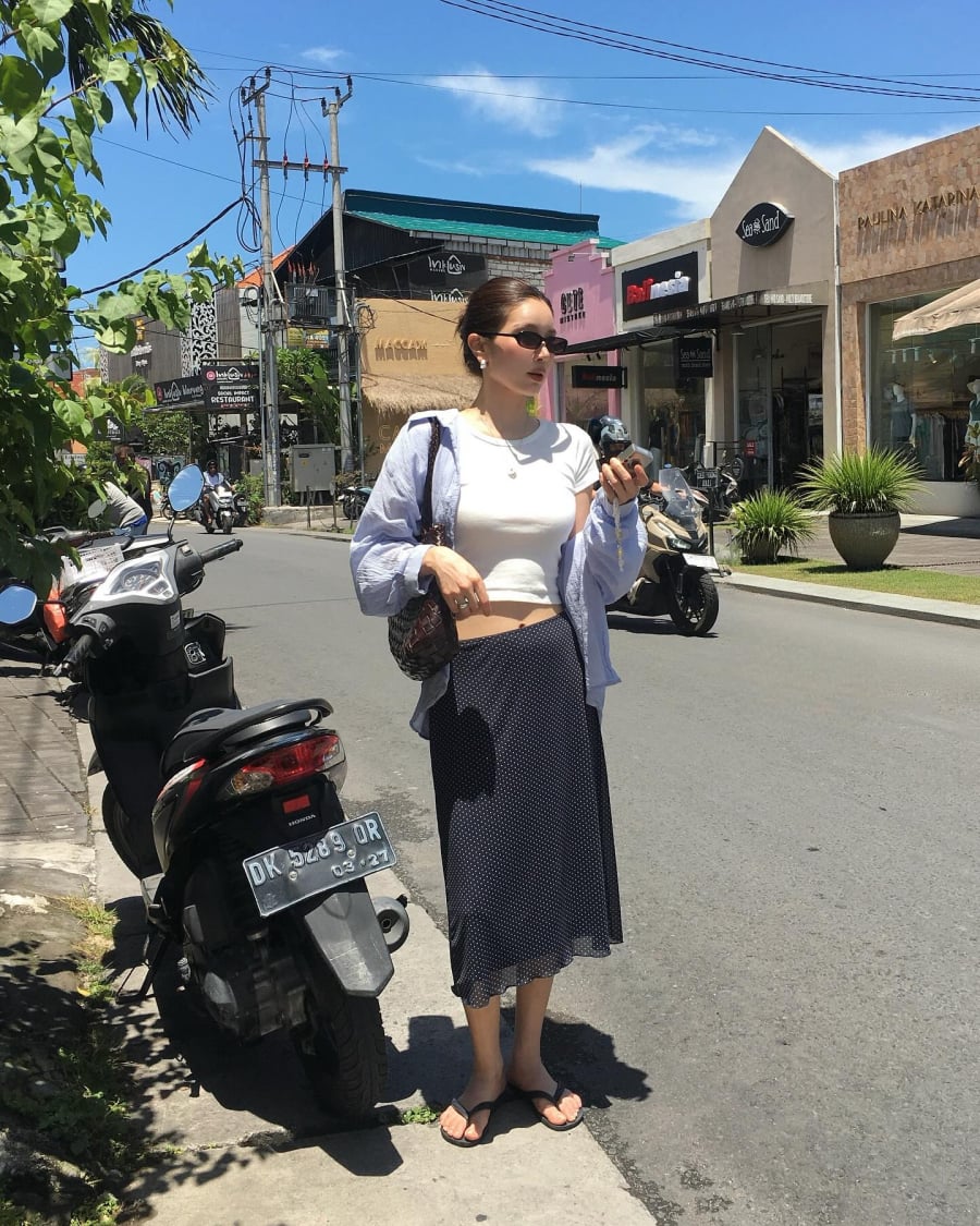 Dáng váy midi và maxi tiếp tục được ưa chuộng nhờ khả năng tôn dáng và tạo độ bay nhẹ khi di chuyển.