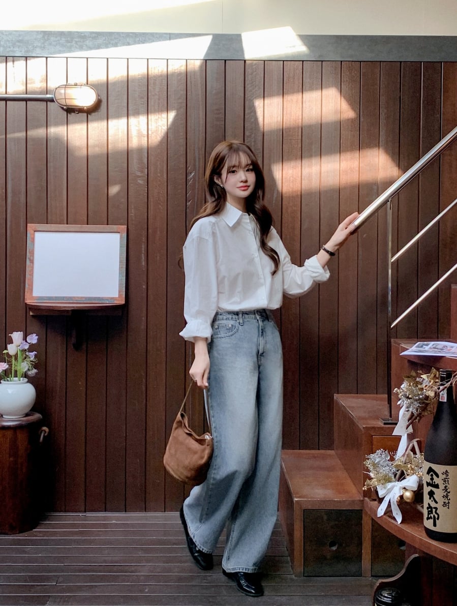 Quần jeans ống rộng tiếp tục giữ vị trí nổi bật trong xu hướng năm nay nhờ sự thoải mái và tính ứng dụng cao.