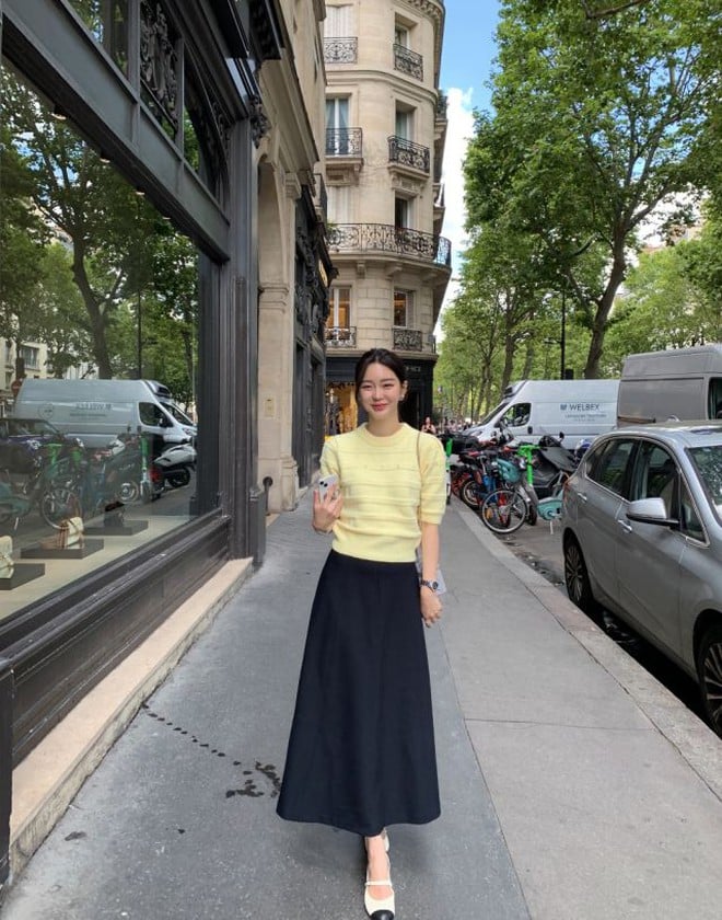 Kiểu váy này có nhiều biến tấu từ xếp ly thanh lịch, dáng xòe nhẹ cho đến những thiết kế phối ren