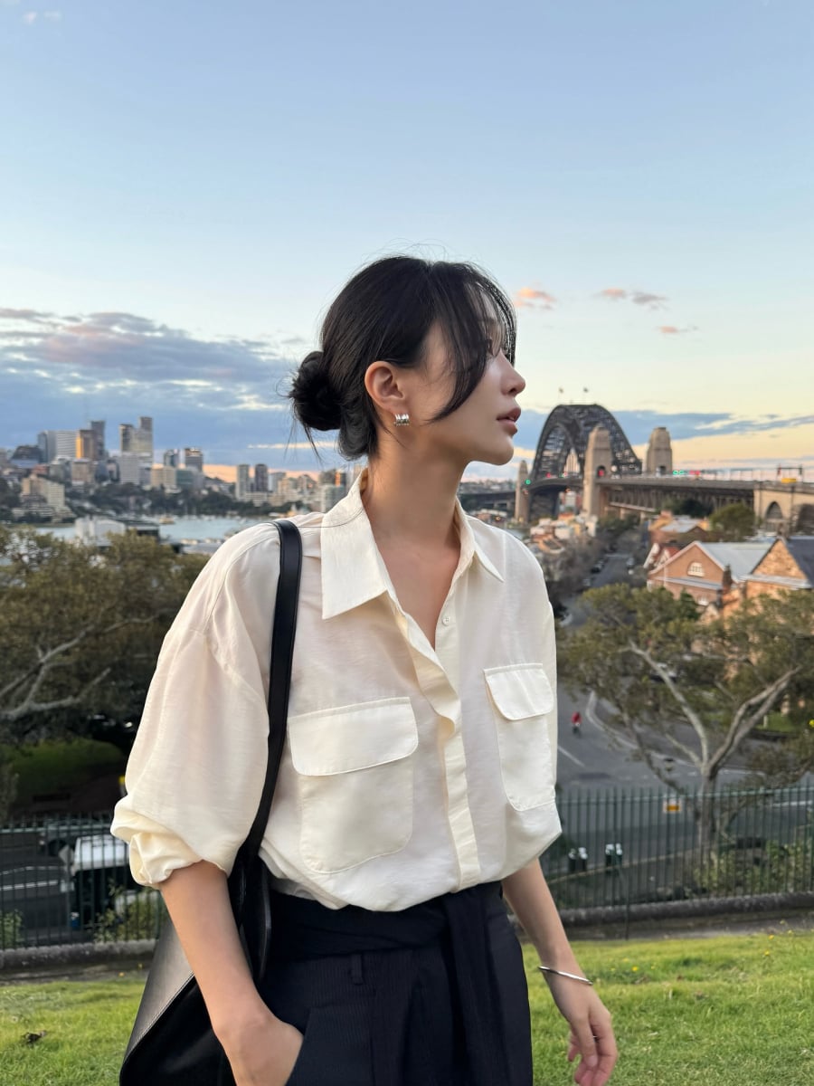 Không cần quá nhiều chi tiết, một chiếc sơ mi trắng vẫn đủ để tạo nên vẻ ngoài sáng sủa và thanh lịch.