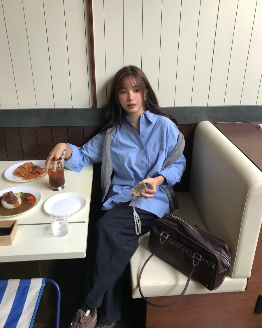 Các sắc độ như xanh mint, hồng nhạt, tím lilac hay vàng kem đều dễ ứng dụng trong môi trường công sở mà vẫn giữ được nét thanh lịch. 