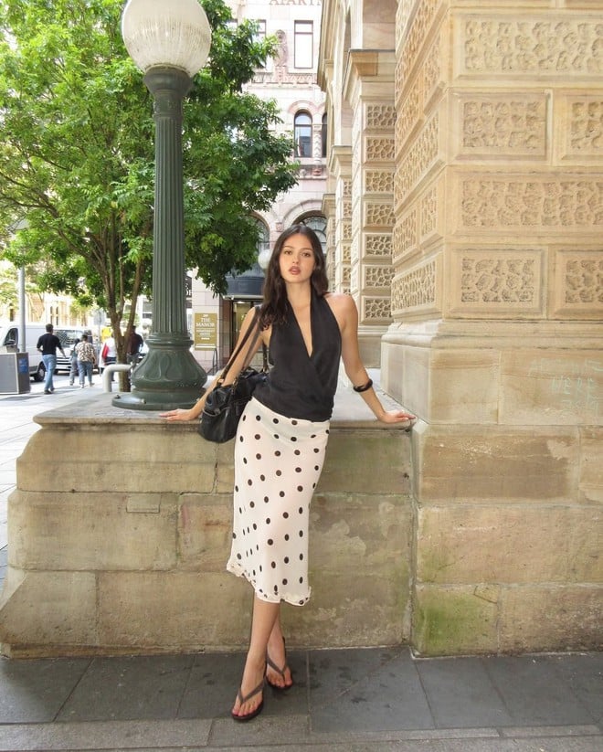 Dù là nền sáng chấm tối hay ngược lại, kiểu họa tiết này đều mang lại cảm giác vừa cổ điển vừa tươi mới.