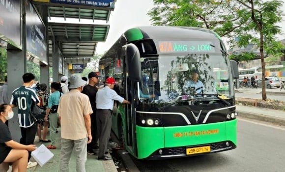 TP.HCM cũng hướng tới mục tiêu tăng cường tỷ lệ xe buýt điện bằng các cơ chế hỗ trợ tài chính. Hiện toàn thành phố có khoảng 2.300 xe buýt, trong đó gần 1.300 xe chạy bằng điện.    