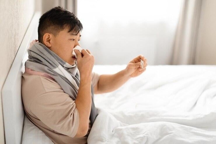 Cúm là bệnh lây truyền chủ yếu qua đường hô hấp, đặc biệt là qua các giọt bắn khi người bệnh ho hoặc hắt hơi. Ảnh minh họa