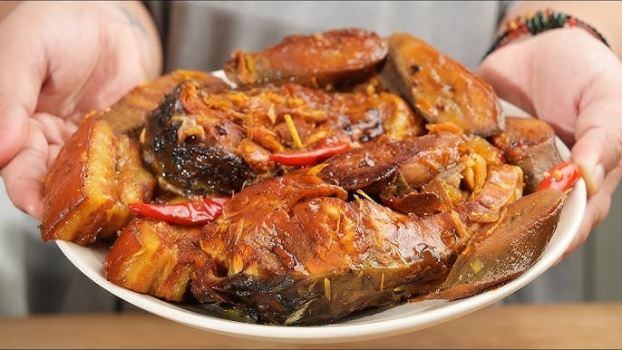 Dùng lá chè kho cá