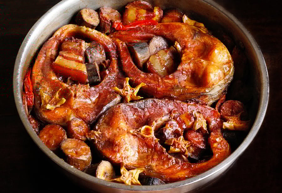 Vò nắm lá này rồi thả vào nồi, kho cá không tanh, chắc thịt, thơm ngon đậm đà