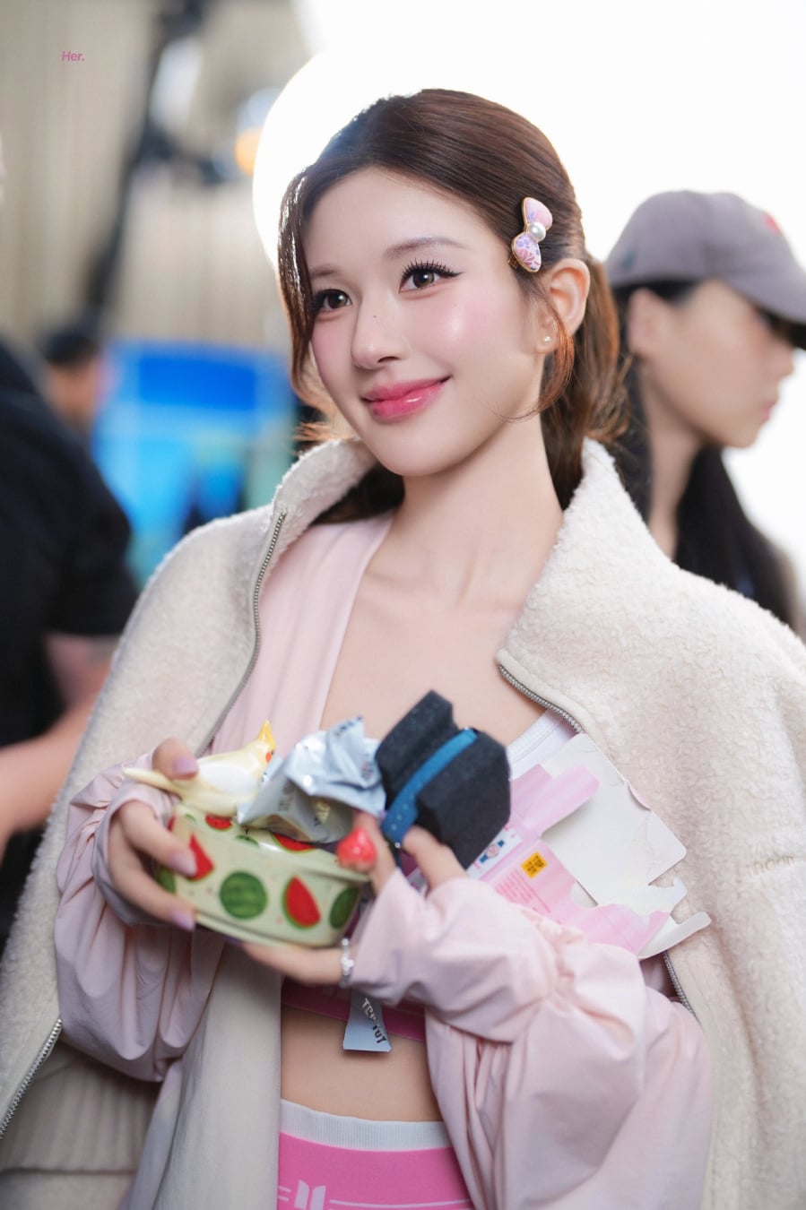  Tổng thể makeup không quá đậm, tập trung vào làn da căng mịn và đôi má ửng hồng tự nhiên, tạo cảm giác tươi tắn và tràn đầy sức sống.