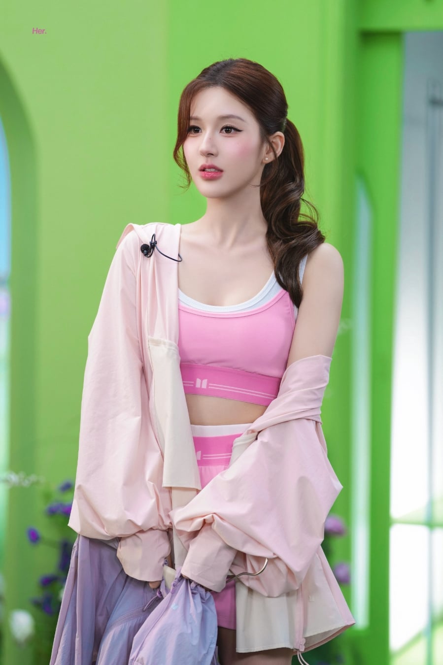 Phong cách trang điểm của Triệu Lộ Tư thường hướng đến sự nhẹ nhàng, vì vậy bảng màu má hồng cũng được lựa chọn theo hướng tươi sáng.